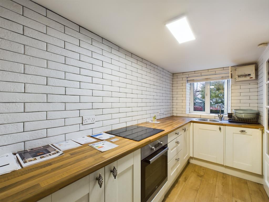 Lot: 139 - CHARACTER COTTAGE WITH GARDEN AND OFF-ROAD PARKING - Kitchen